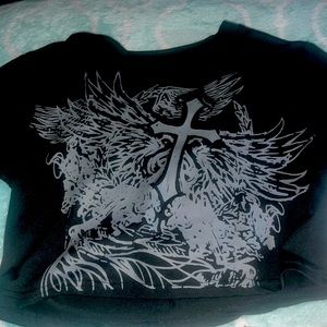 Cropped top, short sleeve, grunge gothic graphic design.
